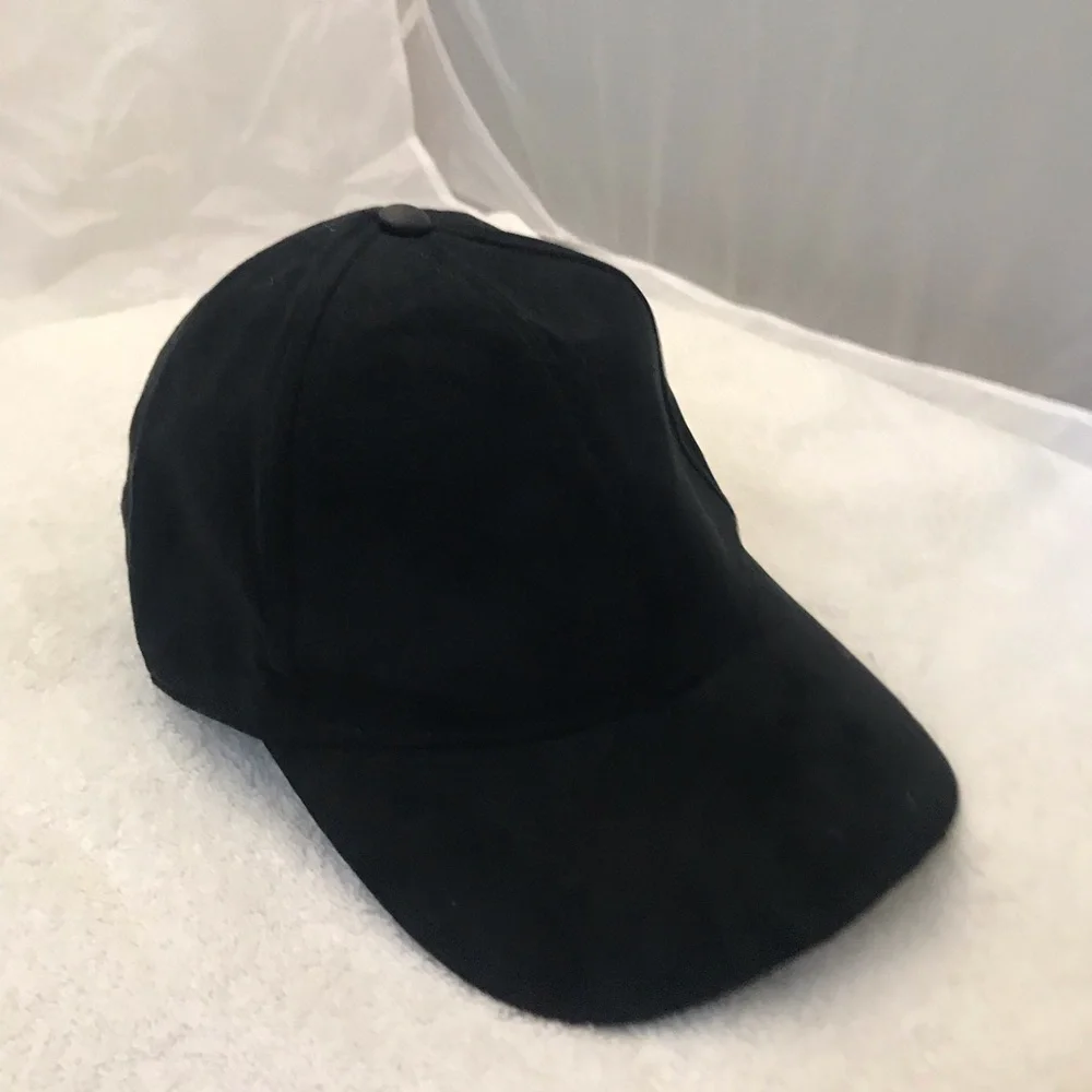 H & M Women's Fitted M/56 Black Velvet Designer Hat